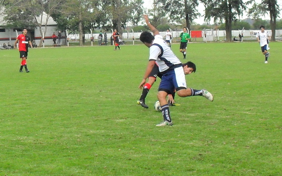 Newell&acute;s y Mitre disputan la pelota lejos de los arcos